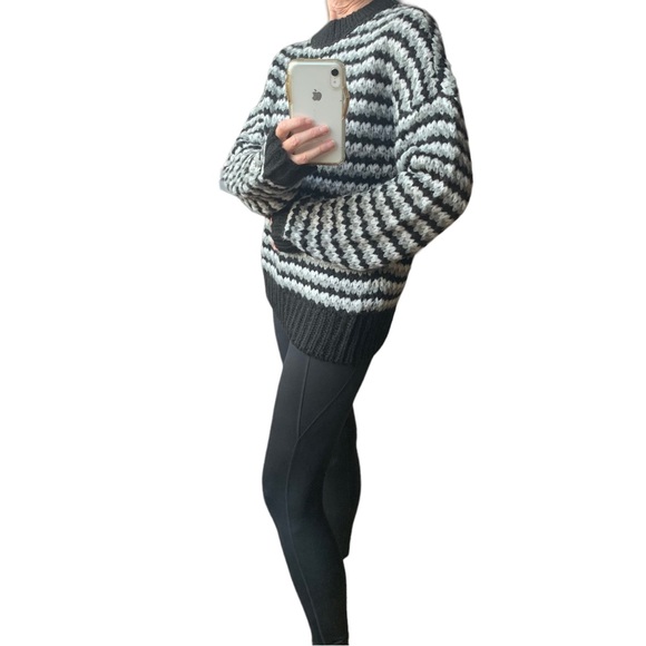 Romeo + Juliet Oversized Slouchy Knit Sweater - Picture 3 of 14